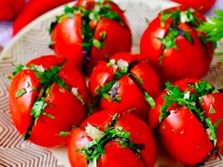 Фаршированные малосольные помидоры\Источник: bucatarul.eu