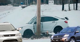 Не лучше «Весты»: Toyota RAV4 и Mitsubishi Outlander завалили краш-тест столбом