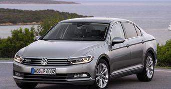 Volkswagen Passat против Toyota Camry: Блогер рассказал, почему купил «немца» вместо «японца»