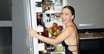 «Не трогай, это на Новый год»: Серябкина, позирующая возле открытого холодильника, насмешила фанатов