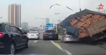 После ДТП в Китае «легковушку» засыпало кирпичами, которые перевозил грузовик