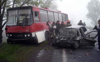 В ХМАО "Дэу Нексиа" врезалась в автобус, один человек погиб