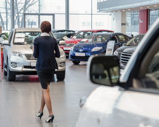 Продажа автомобиля через автосалон: особенности и преимущества