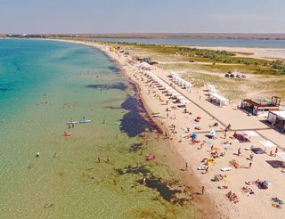 Сразу за пляжем лиман и озеро, запахи идут «волшебные». Фото: Яндекс.Дзен, канал «Крым.Путешествия»