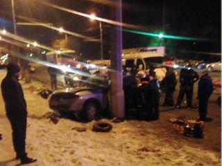 Водитель Nissan ALMERA протаранил столб на севере Волгограда, есть жертвы