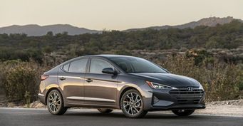 «Восстановили справедливость!»: Hyundai Elantra сравнили с Mazda 6 2018 года в гоночном заезде