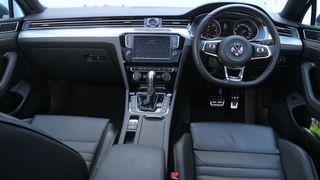 Volkswagen представил новое поколение легендарной линейки: Обзор VW Passat B8