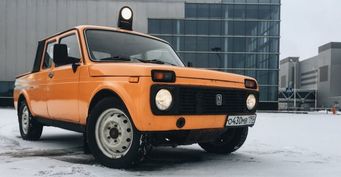«Невероятные приключения автоботов в России»: «Заниженная» LADA 4x4 в кузове самосвал озадачила сеть