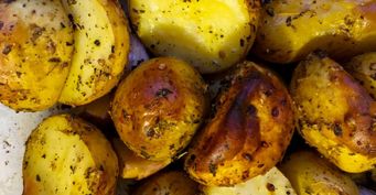 Хрустящая молодая картошка с чесноком в духовке. Пошаговый рецепт с фото