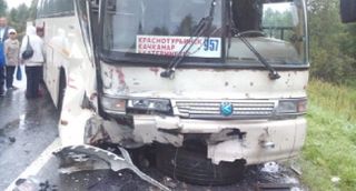 В Свердловской области на трассе Екатеринбург-Тюмень автобус протаранил  иномарку