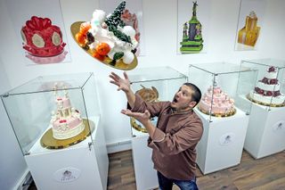 Ренат Агзамов и его торты. Источник: staff-online.ru