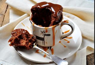 Фото: Шоколадный кекс в керамической кружке/Источник: mothersniche.com
