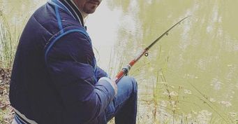 Смело подсекает трофеи: Рыбалка спасает комика с ДЦП Сергеича от последствий болезни