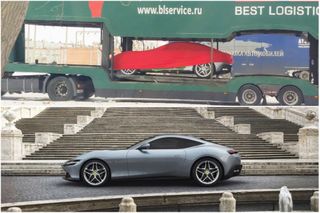 Сверху фото с завода «АвтоВАЗа», снизу офф. снимок Ferrari Roma 2019. Найдите отличия