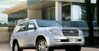 Нет тяги после «капиталки»: На некачественный ремонт Toyota Land Cruiser 200 пожаловался владелец
