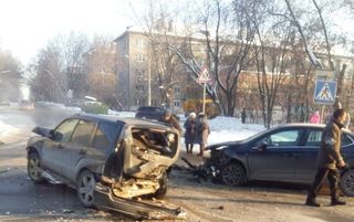 В Перми столкнулись два автомобиля, движение перекрыто