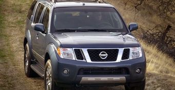 «Танк бездорожья»: Обзором на Nissan Pathfinder поделился блогер