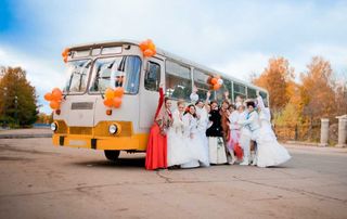 Арендовать автобусы на свадьбу уже практически традиция