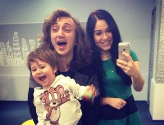 Фото: Денис Дорохов с женой и сыном Артёмом. Источник: Instagram @dorokhovdenisofficial