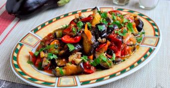Теплый салат «Сентябрь»: С кабачками и баклажанами