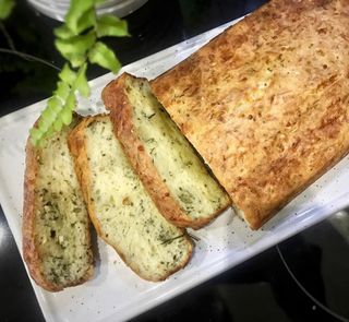 Сырный хлеб с зеленым луком | Фото: Instagram @olya_ros