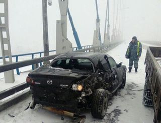 Камера зафиксировала крушение авто на Русском мосту во Владивостоке 