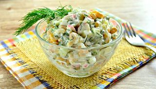 Крабовый салат со сметанной заправкой\Источник: photorecept.ru