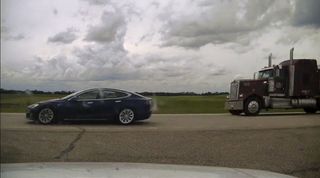 Tesla Model S «без водителя», источник: Twitter