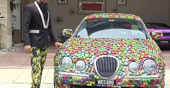 34-летний малаец украсил свой Jaguar S-Type игрушечными машинками