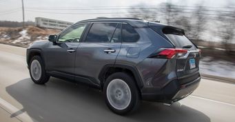 Владелец Toyota RAV4 2019 рассказал о стоимости запчастей: «За новые технологии приходится платить»