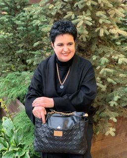 Елена Голунова на последнем сроке беременности прячет живот сумкой