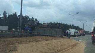 В Московской области на трассе перевернулся грузовик с песком, и перегородил всем дорогу