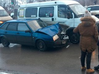 На севере Волгограда в "тройном" ДТП пострадала 15-летняя школьница