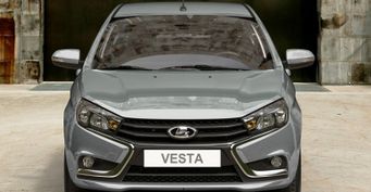 «Дверь бомбанула по затылку»: Халатная сборка LADA Vesta на заводе расстроила владельцев