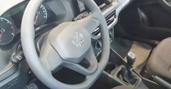 Убогие стразы и чужой руль: Интерьер VW Polo Liftback 2020 ужаснул россиянина