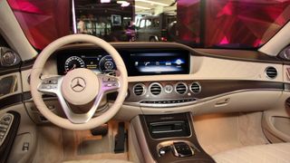 Салон Mercedes-Benz Maybach 2017 года. 1 в 1, как у Милохина, только цвет оплётки руля разнится. Фото: autorating