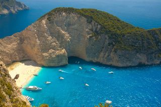 Райские пляжи Греции сейчас пустуют. Фото: Unsplash