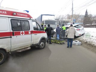В Новосибирске водителя Lexus зажало в салоне после ДТП с КАМАЗом