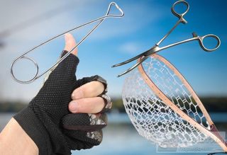 Зевник, медицинский зажим, перчатки и подсак для безопасности рыбака и щуки