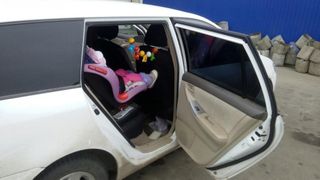 В Иркутске эвакуатор увёз машину с полуторагодовалым ребёнком