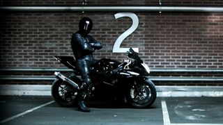 Шведский гонщик Ghost Rider разогнался до 299 км/ч на дороге