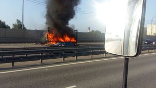 Видео с горящей фурой на Новорижском шоссе в Москве попало в сеть