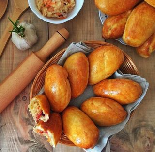 Пышные румяные пирожки на майонезе | Фото: Instagram @d.kulinariia
