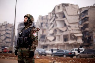 Боец ВС Сирии в освобождённом Алеппо // Источник: «Newsweek»