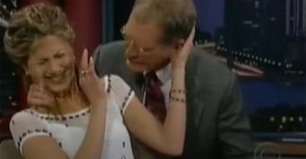 Облизал волосы Дженнифер Энистон в эфире шоу: Дэвид Леттерман рискует вылететь с ТВ из-за всплывшего видео 1998 года