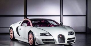 Китаец подарил своей девушке эксклюзивный розовый Bugatti Veyron