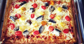 Как сардина в пиццу угодила: Рецепт пиццы с сыром и консервами