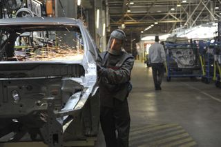 Nissan начал экспорт в Европу бамперов российского производства