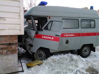 Машина скорой помощи врезалась в жилой дом в Ульяновске