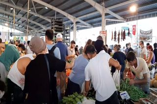 Рынок «Лиман» забит вечером 19 августа. Кадр: YouTube-канал RezedaElza